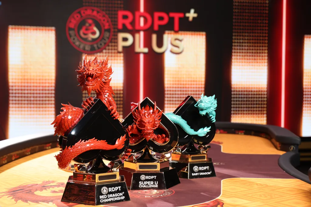 RED DRAGON PLUS CHAMPIONSHIPのトロフィー写真