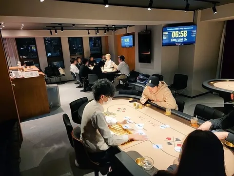 新宿のポーカールームであるALL IN POKER CLUBの店内画像