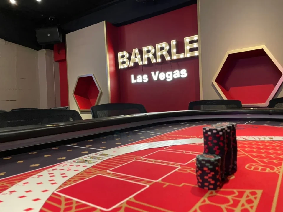 新宿のポーカールームであるBARRLE Las Vegasの店内画像