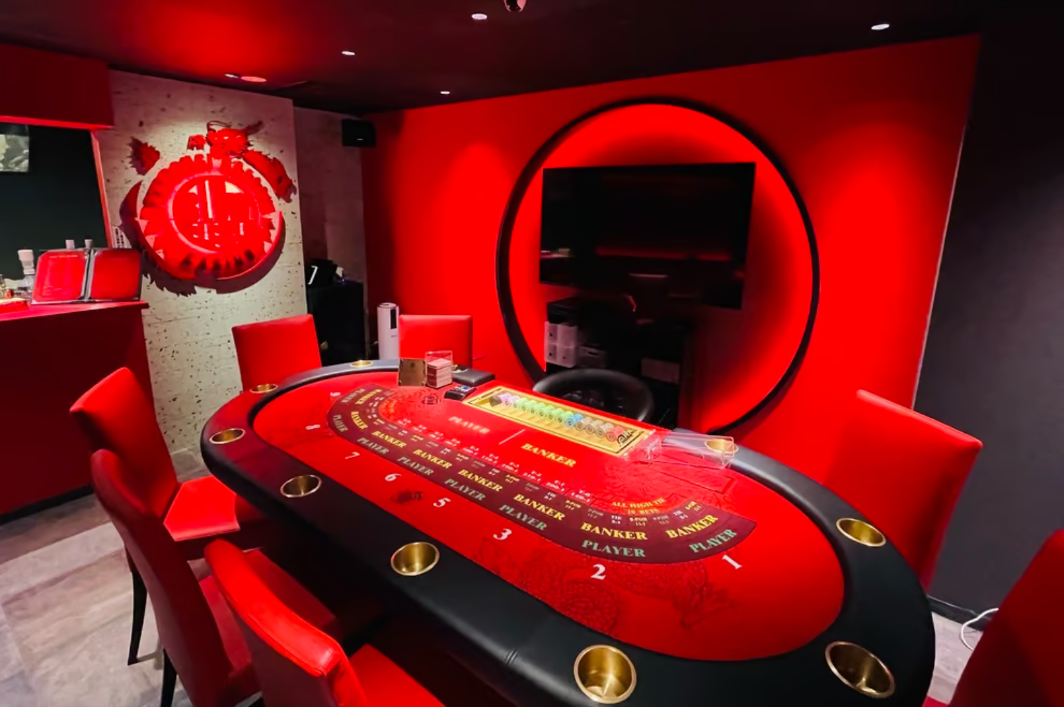 六本木のポーカールームであるBLOW六本木ドラゴンの店内画像