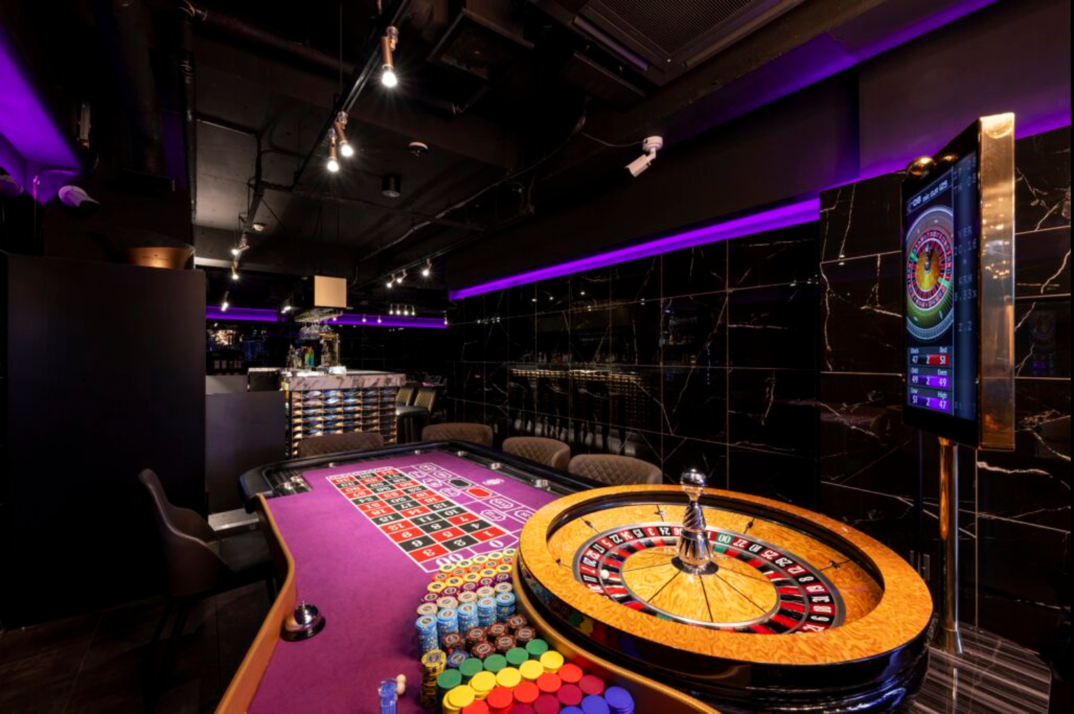 六本木のポーカールームであるBLOW六本木ゴールドの店内画像