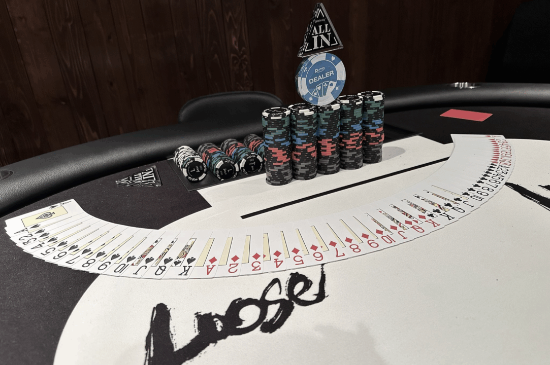 上野のポーカールームであるアミューズメントカジノ＆BAR Looseの店内画像