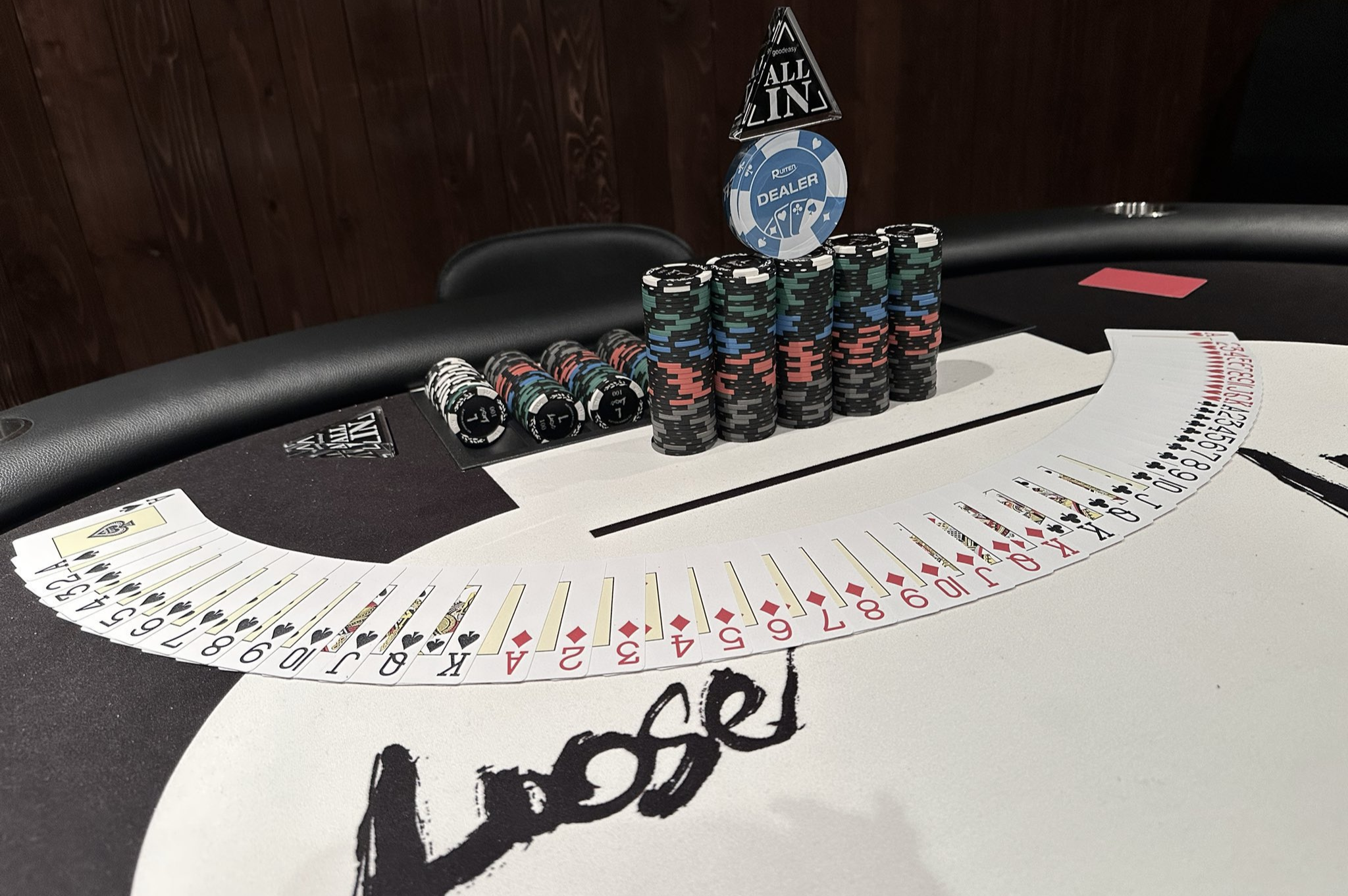 上野のポーカールームであるアミューズメントカジノ＆BAR Looseの店内画像