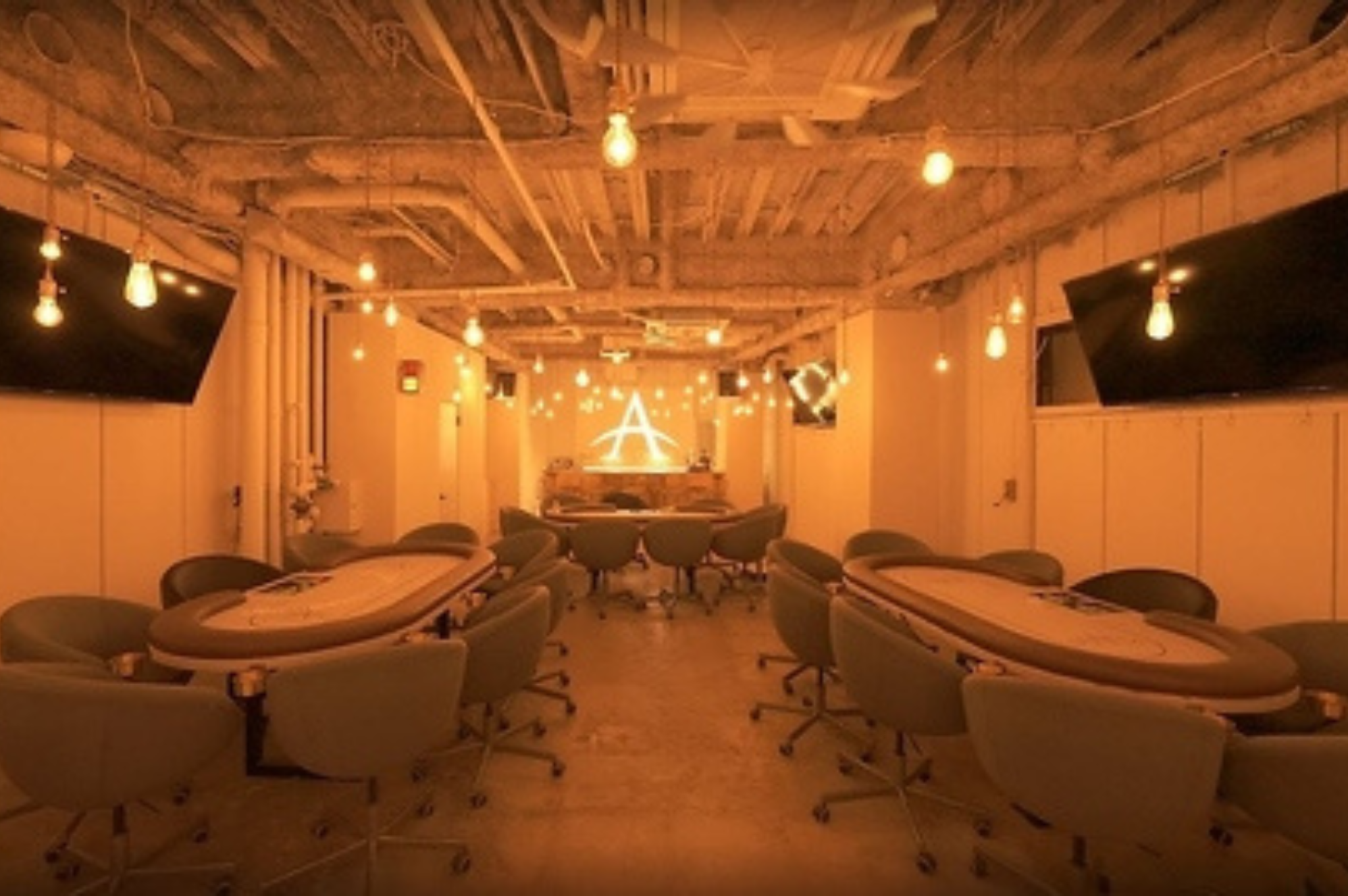 上野のポーカールームであるgrabaR ポーカー テキサスホールデム専門店の店内画像