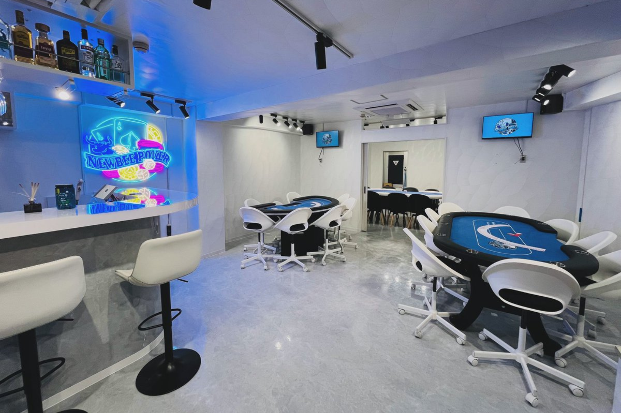 高田馬場のポーカールームであるNewbeeの店内画像