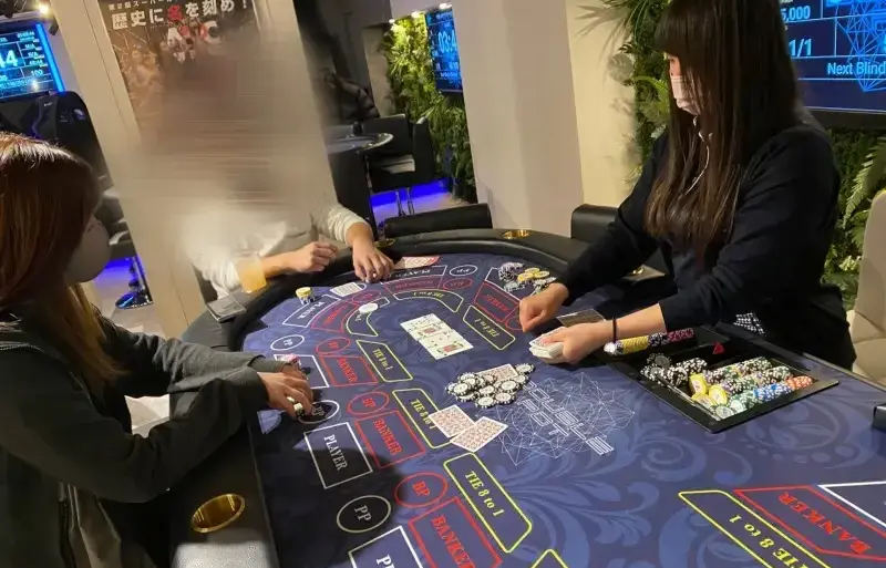 錦糸町のポーカールーム、Double Pot 錦糸町のポーカーをプレイしている様子の写真
