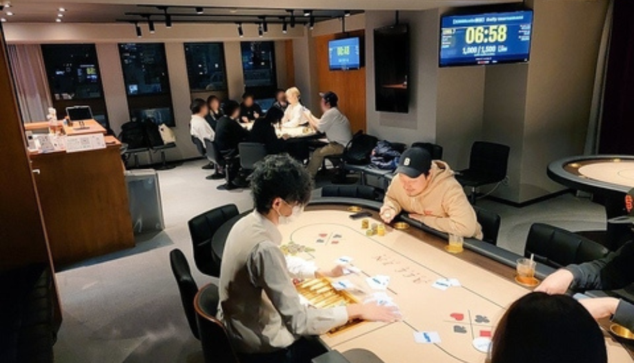 新宿のポーカールームであるALL IN POKER CLUBの店内画像