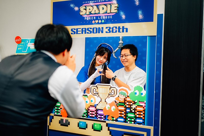 チェキブースが用意され、推しのコンパニオンと共に写真が撮れるイベントが大好評で長蛇の列ができる!?