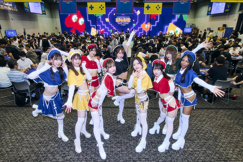 大人気ポーカートーナメントSPADIE 38thが大盛況!カラフルな制服を着たコンパニオンたちが接客!