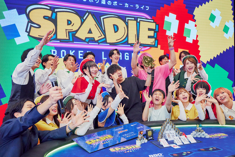 SPADIE 38th Main Eventの優勝者の記念撮影。黄金に輝くトロフィーが存在感を放っている。