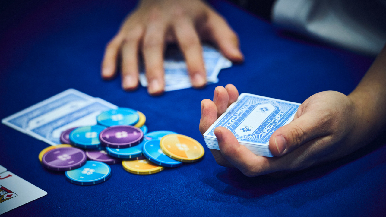 トランプを持つディーラーの画像