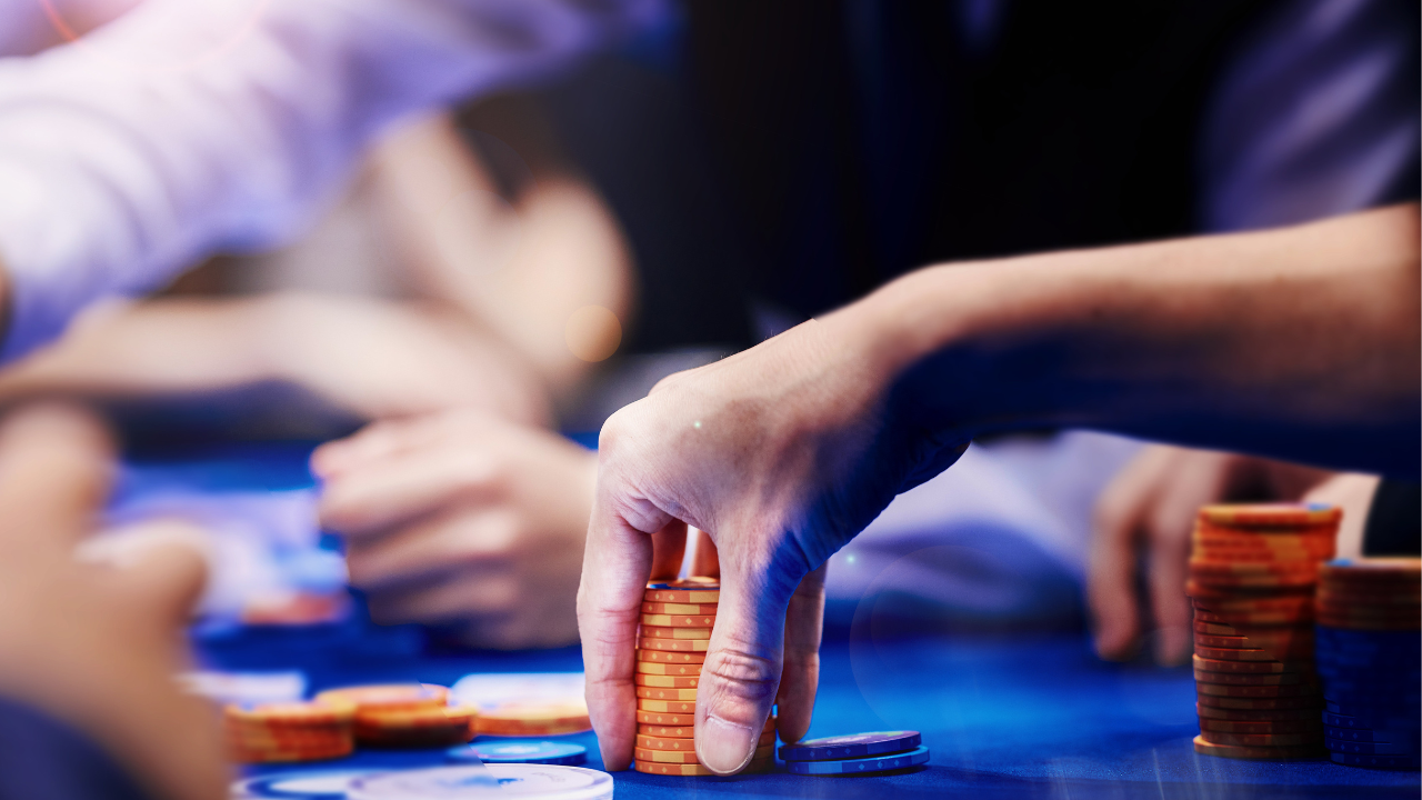 ポーカー中にチップを積むプレイヤーの画像
