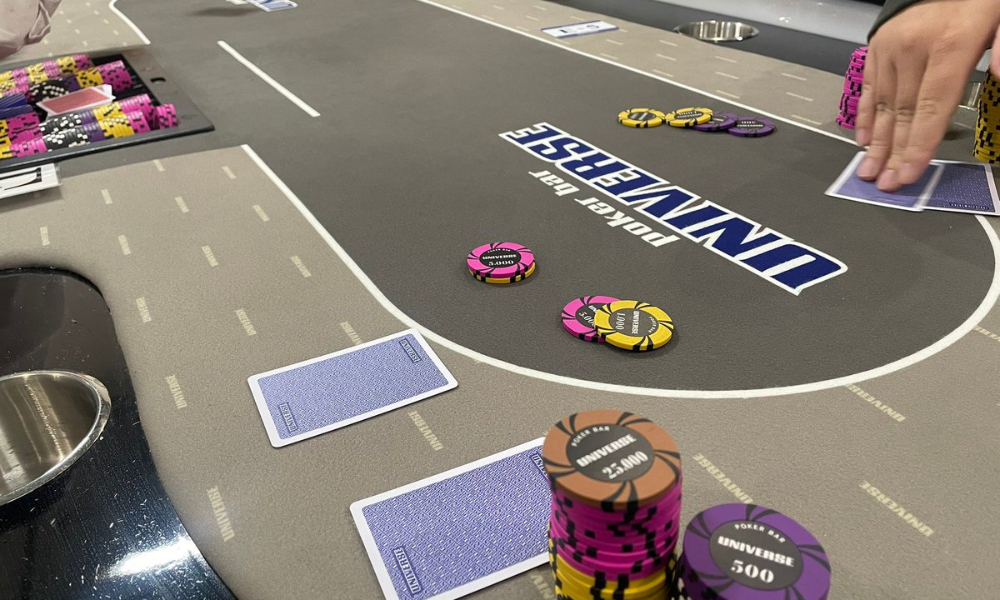 大阪・梅田のポーカールーム、UNIVERSE OSAKAの店内画像
