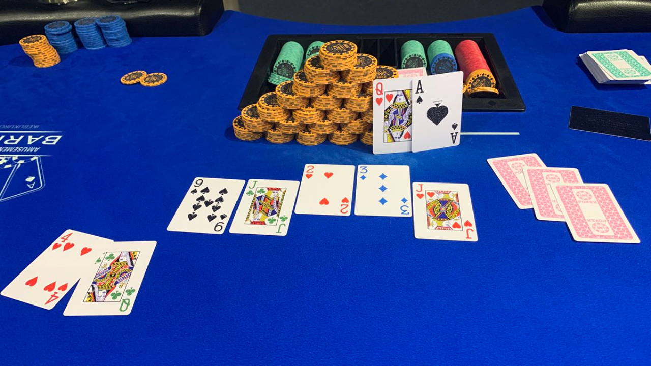 池袋のポーカールーム、BARRLE IKEBUKUROの店内画像