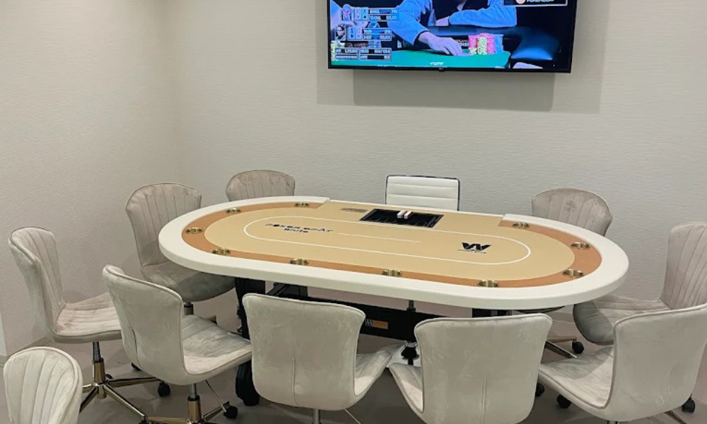 大阪・梅田のポーカールームであるPoker Spot WHITEの店内画像