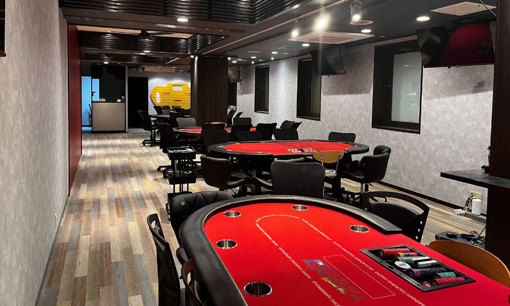 大阪・梅田のポーカールームであるBACKDOOR MINAMI CASINO BARの店内画像