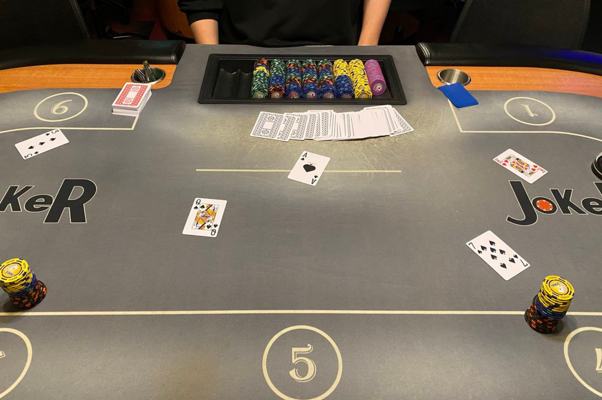 立川のポーカールーム、アミューズメントカジノバー 立川jokerの店内画像