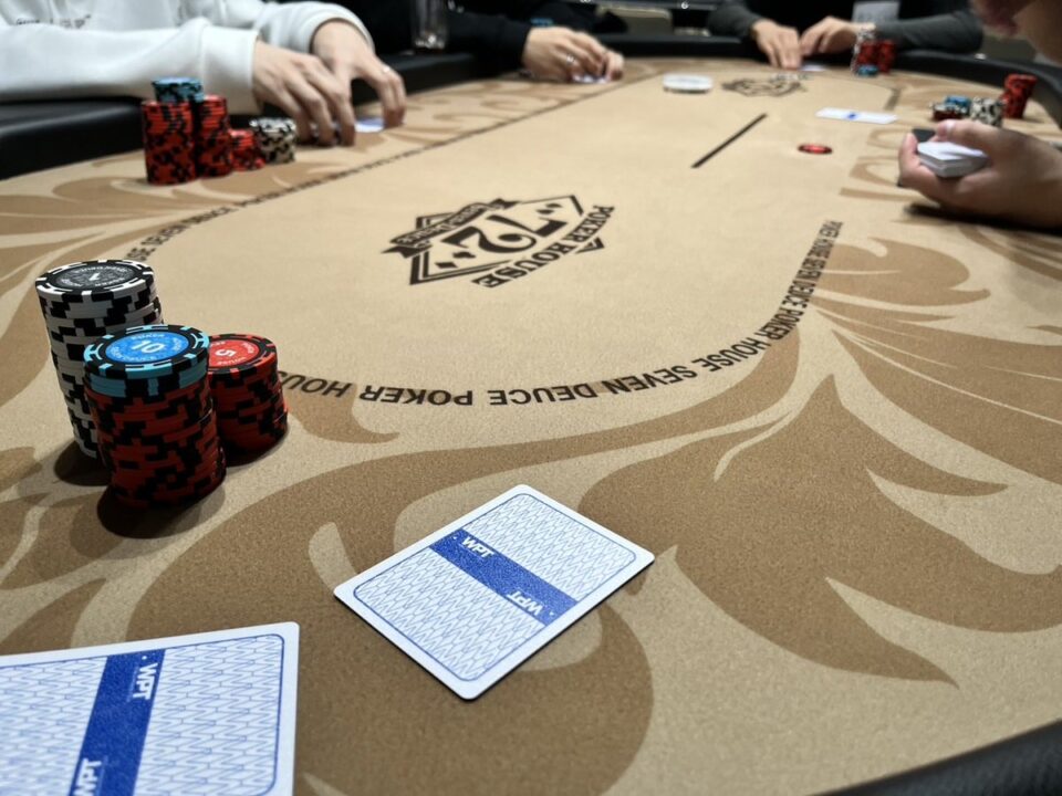 博多のポーカールーム、72 SevenTwoの店内画像