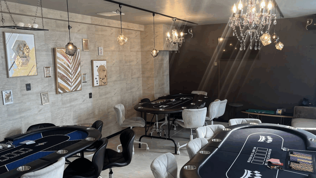 博多のポーカールーム、CasinoX 福岡今泉店の店内画像
