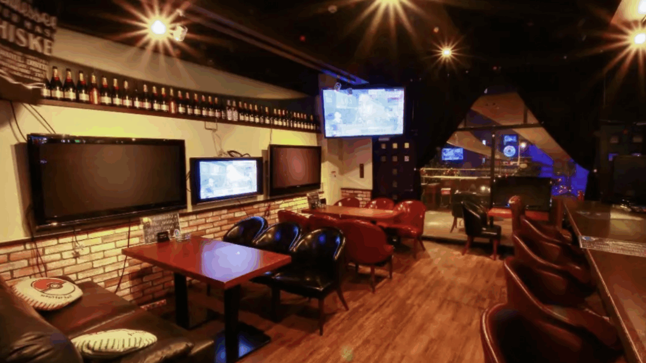 博多のポーカールーム、アミューズメントゲーム バーSAVE天神店の店内画像