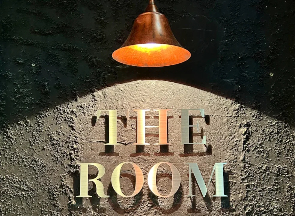 長崎のポーカールーム、THE ROOMの看板画像