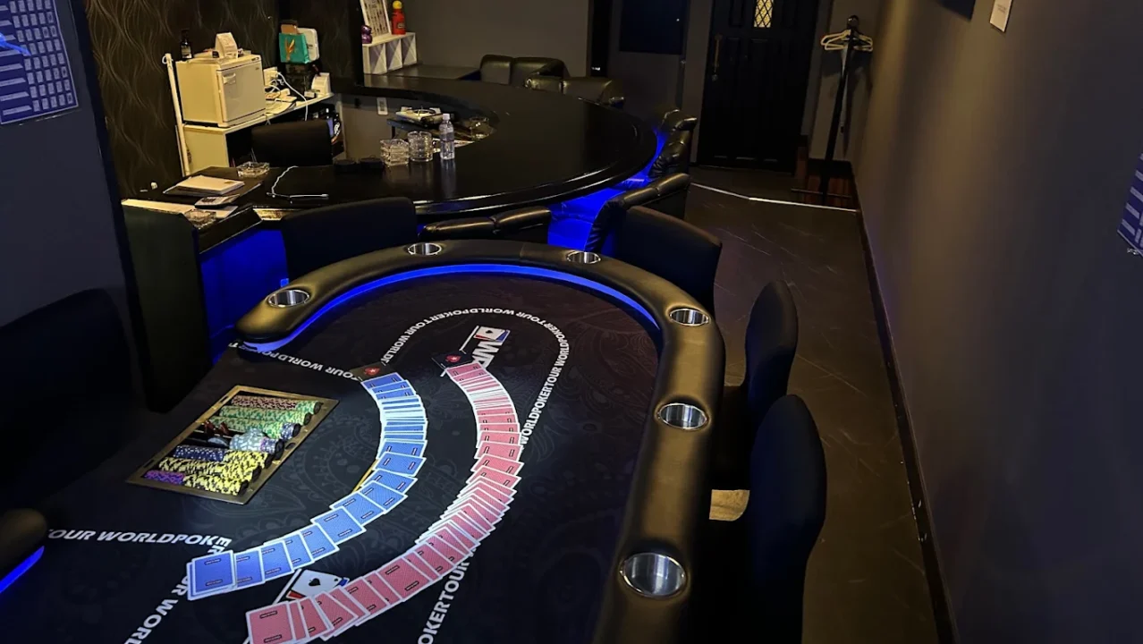 姫路のポーカールーム、88poker BARの店内画像