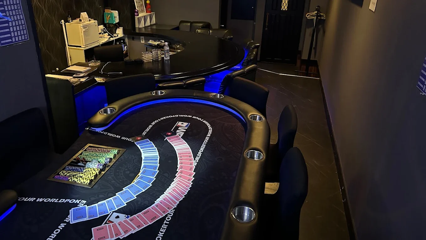 姫路のポーカールーム、88poker BARの店内画像