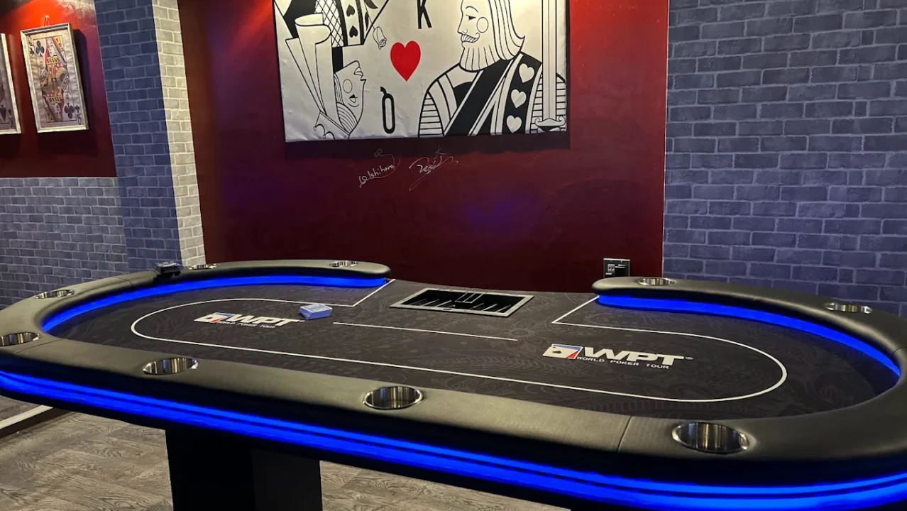 長崎のポーカールーム、THE ROOMの店内画像