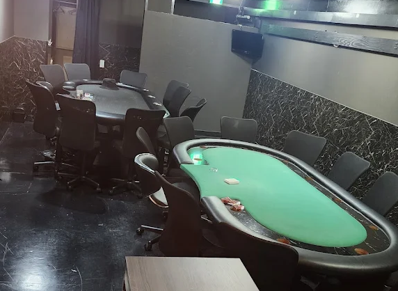 豊橋のポーカールーム、PokerBar Y-3の店内画像