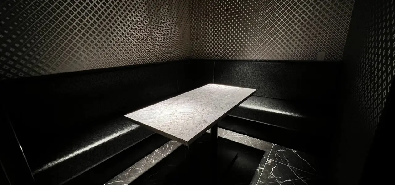 名古屋のポーカールーム、INSPIRE POKERの加熱式タバコ専用卓の店内画像