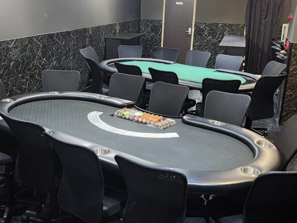 豊橋のポーカールーム、PokerBar Y-3の店内画像