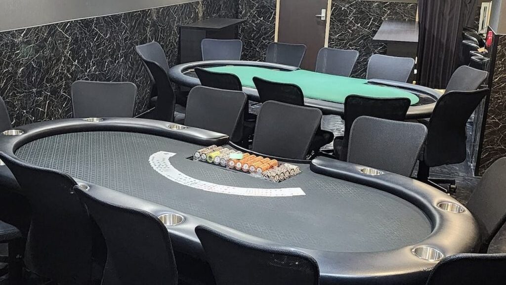 豊橋のポーカールーム、PokerBar Y-3の店内画像