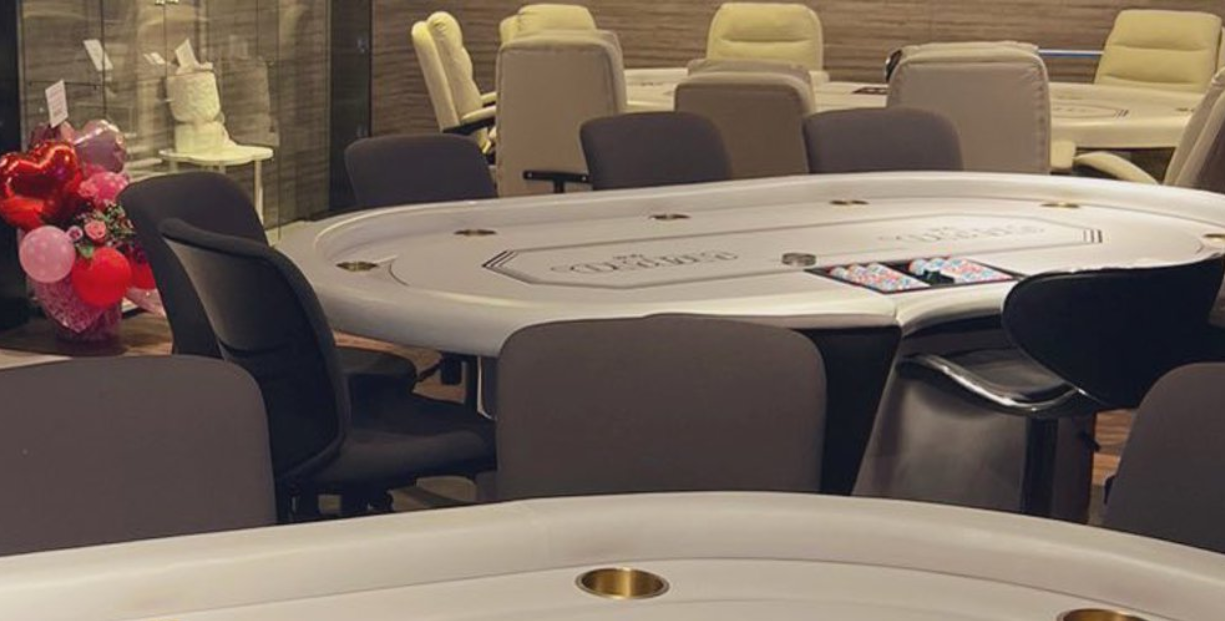 徳島にあるおすすめのポーカールームであるNANO.遊技場+Cafe&Barの店内