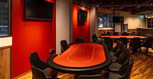 蒲田にあるおすすめのポーカールームであるBACKDOORの店内