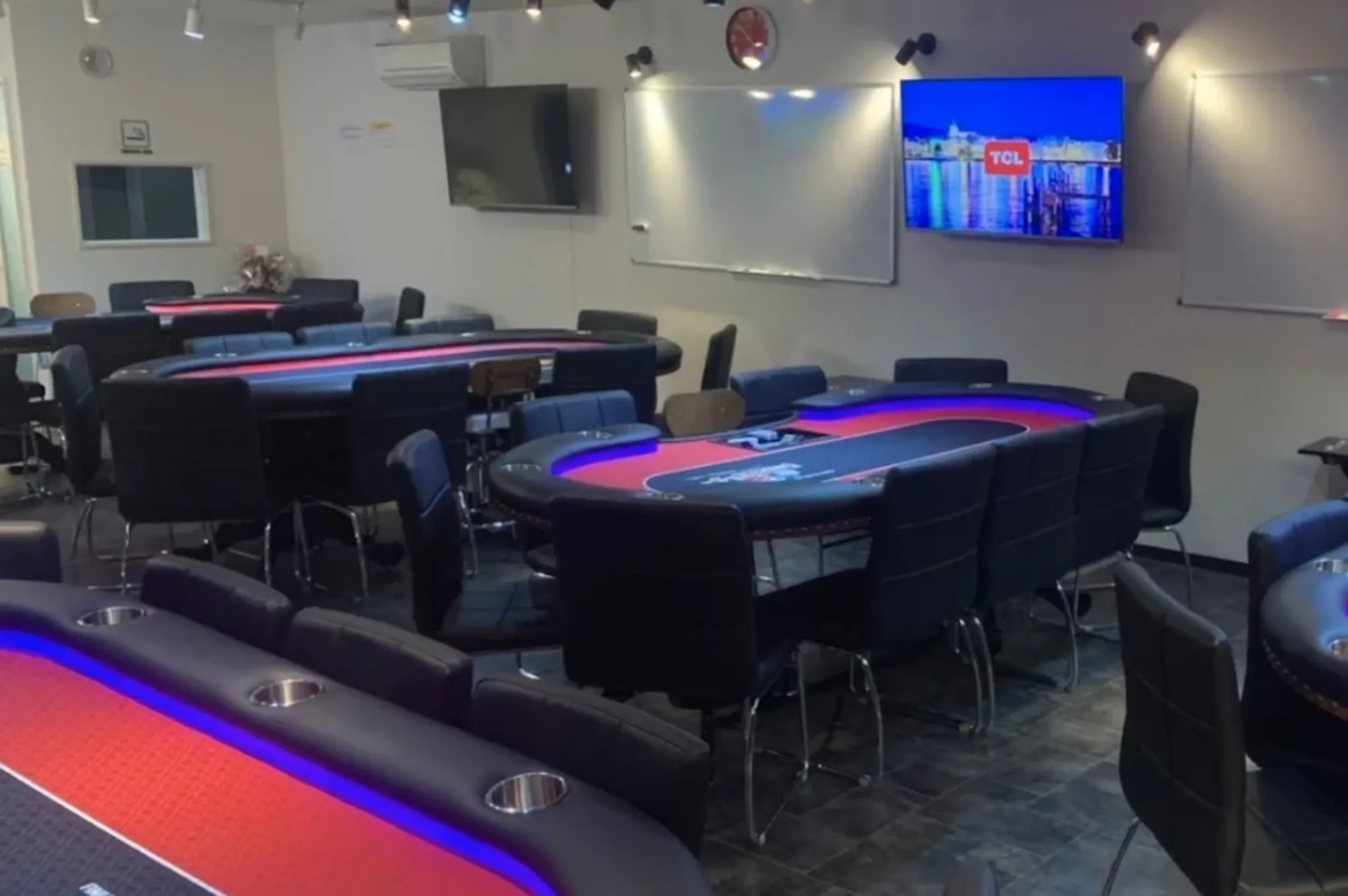 岐阜のポーカールーム、じゃんけんポーカー岐阜店の店内画像