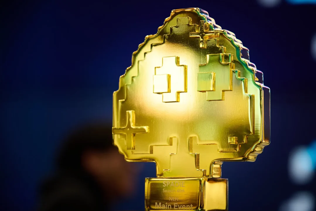 ポーカーイベントSPADIEのNLH Main Event限定金色トロフィー