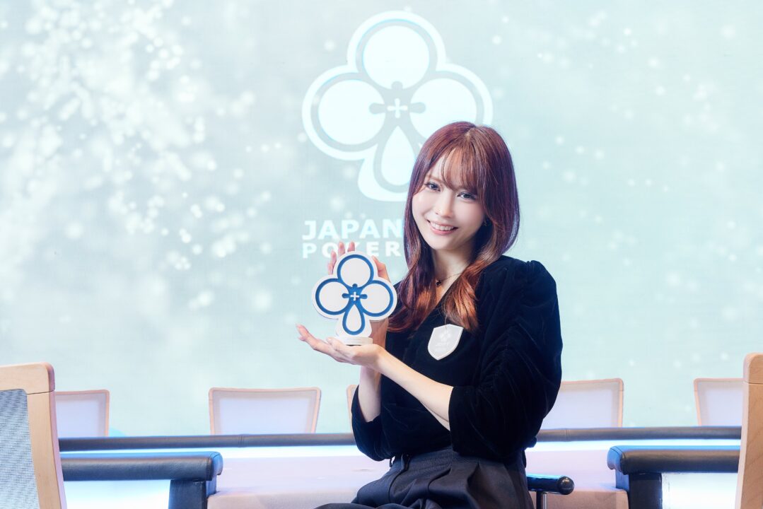 JOPT 2026 Sapporo #01のトロフィーを持つJOPT公式パートナー 岡本詩菜さん