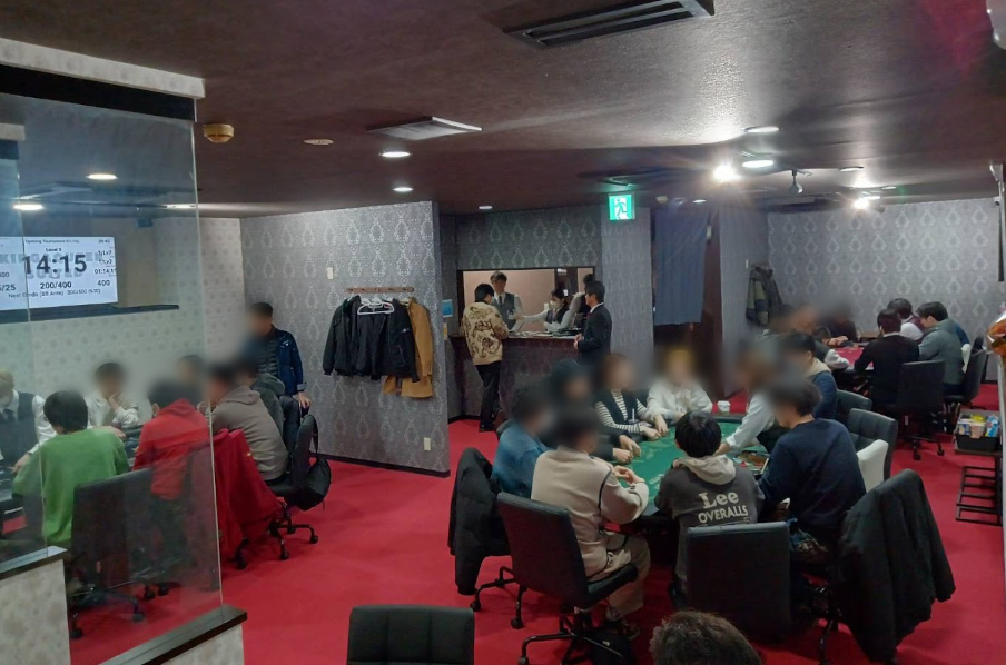 北九州のおすすめポーカールームKING&QUEEN SUITED 黒崎店の店内