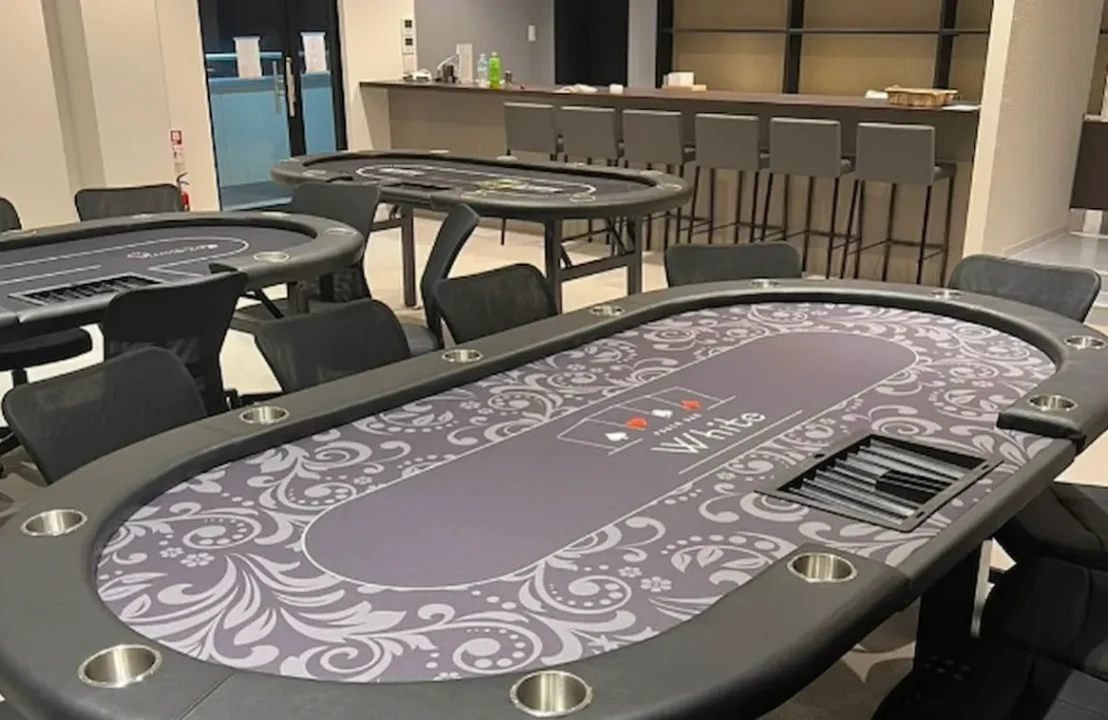 奈良のポーカールーム、Poker bar Whiteの店内画像