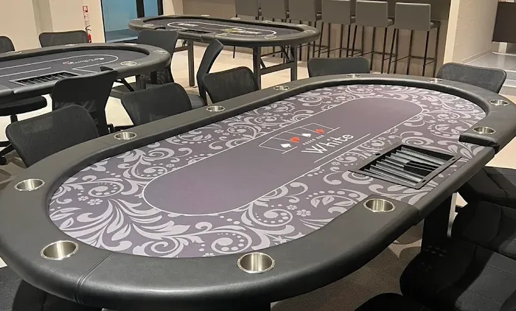 奈良ポーカーpoker bar whiteの店内画像