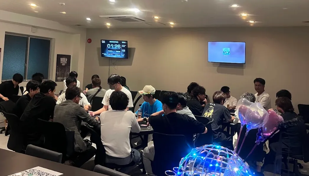 poker bar white の店内画像、賑やかにプレイしている様子