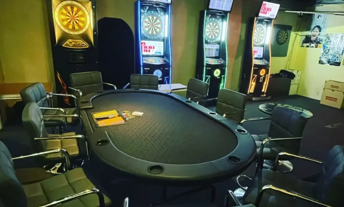 宮崎で深夜に遊べるポーカールーム、lobdartsの店内画像。ダーツが遊べる
