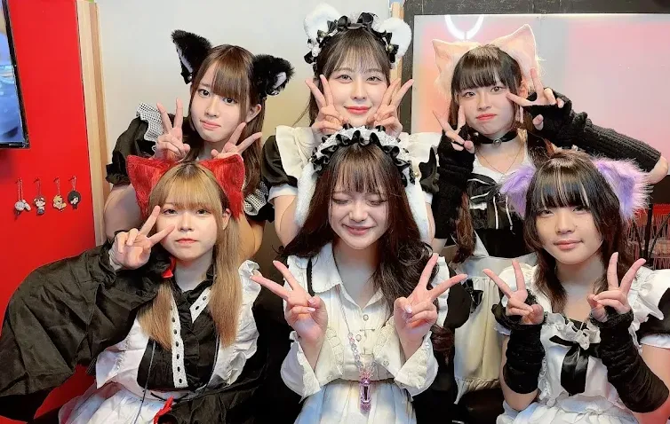 宮崎ポーカールーム、アミューズメイドカフェの店内画像。メイドさんがピースしてる