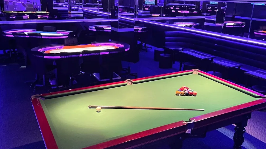 大分のポーカールーム、AMUSEMENT CAFE OCEANの店内画像。ビリヤードができる。