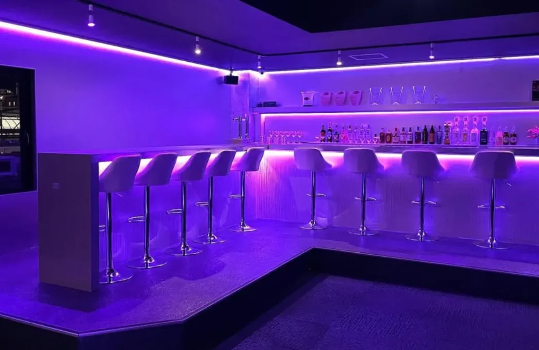 大分のポーカールーム、AMUSEMENT CAFE OCEANの店内画像。シーシャが楽しめる。