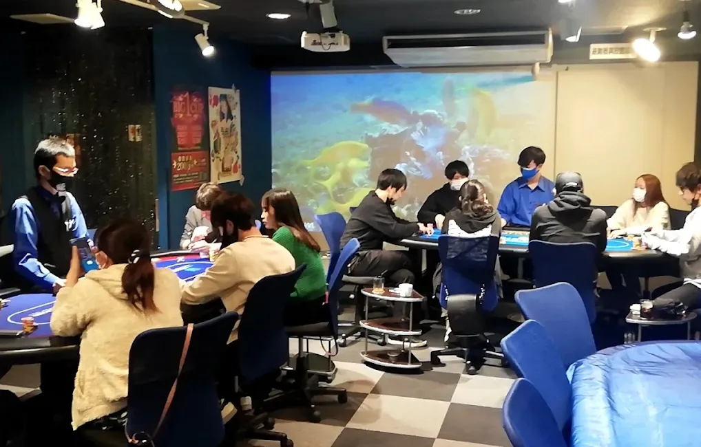大分のポーカールーム、tricksterの店内画像。お客さんがたくさんいて賑わっている。