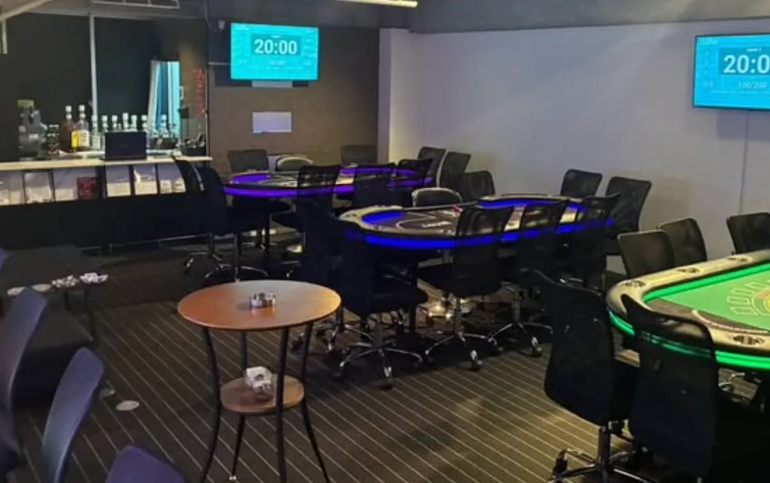 大分のポーカールーム、amusement poker bar side storyの店内画像。