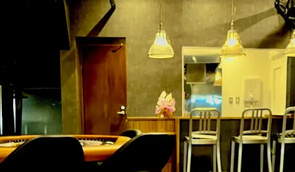 四日市のポーカールーム、Poker Baseの店内画像。隠れ家的な雰囲気