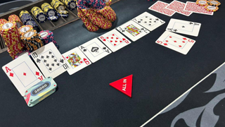 博多のポーカールーム、KING&QUEEN SUITEDの店内画像