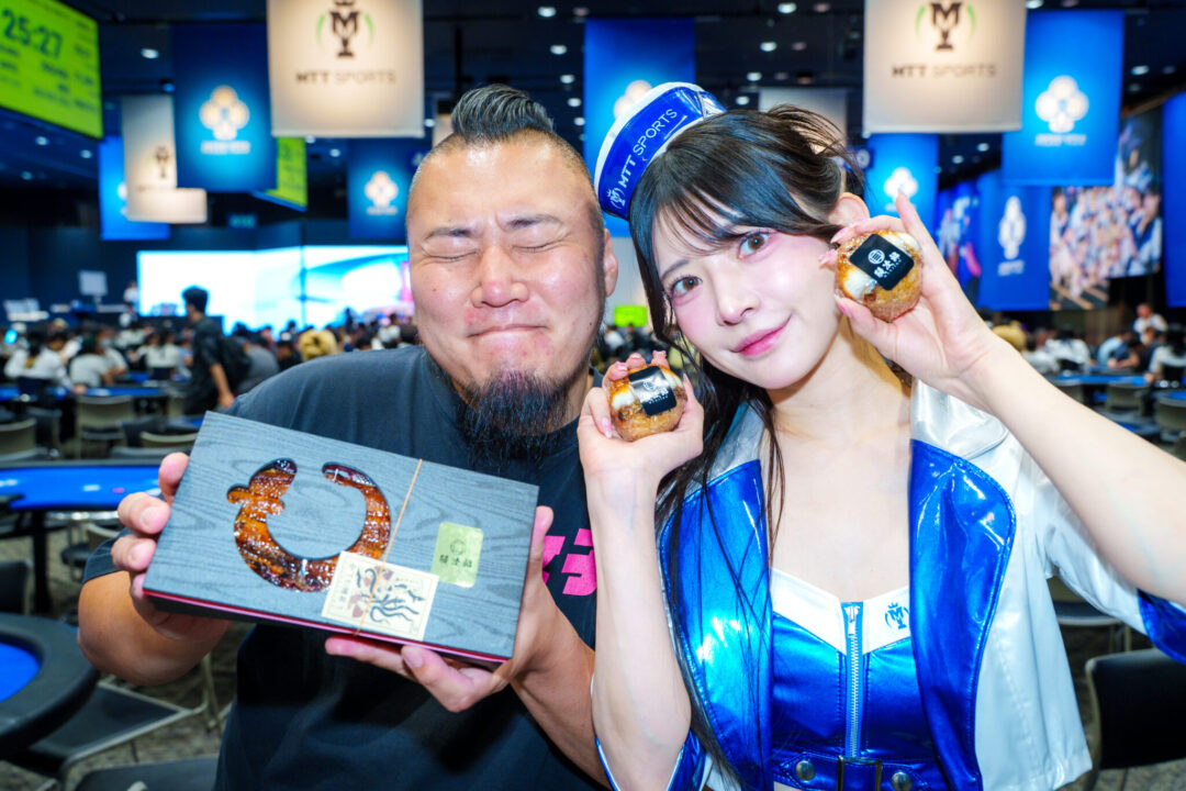 JOPT鰻おにぎりをもってるコンパニオン